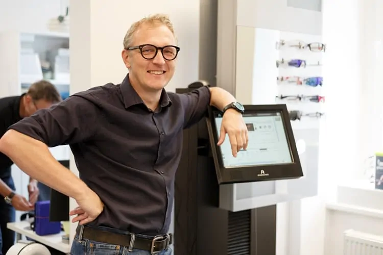 Christoph Rauter von Sportoptiker im Optikergeschäft in Wien