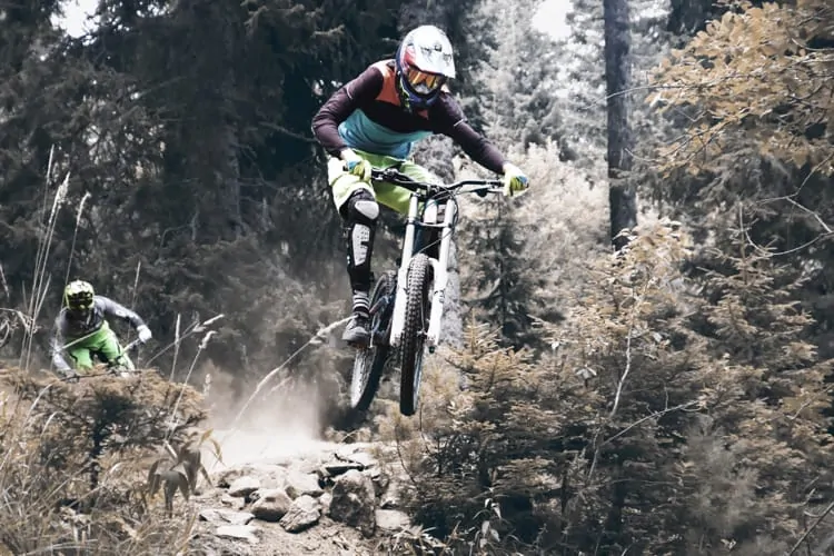 Downhill-Biker mit Downhill-Brille mit optischen Gläsern für bessere Sicht