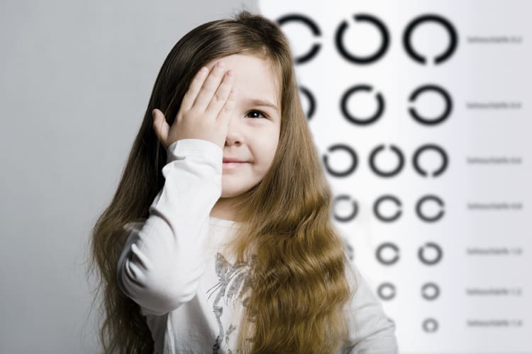 Kind beim Sehtest beim Optiker