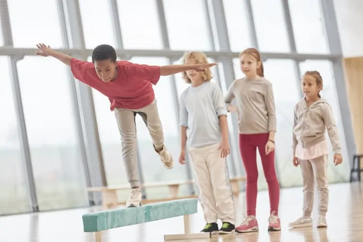 Schulsport im Turnsaal mit Kinder, die Kontaktlinsen tragen