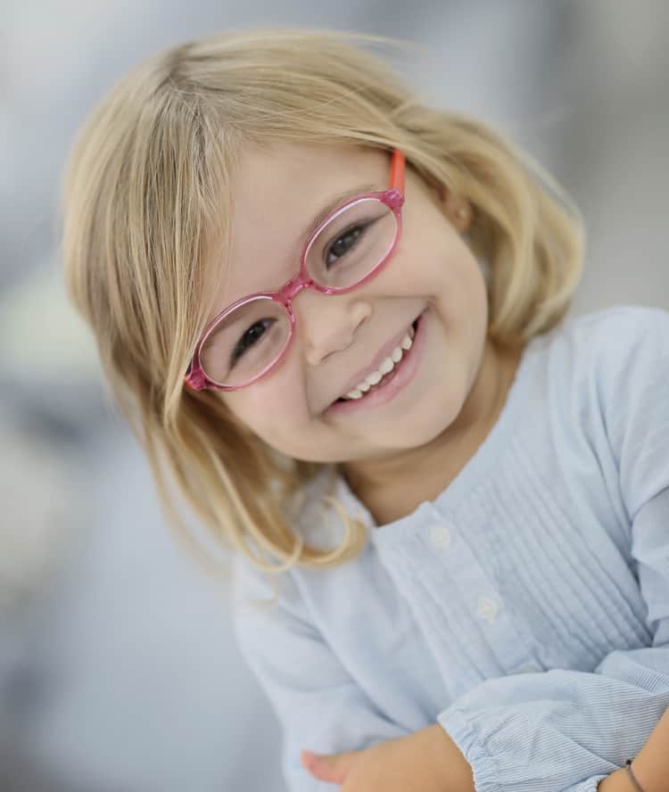 Kleines Mädchen mit einer hübschen optischen Kinderbrille