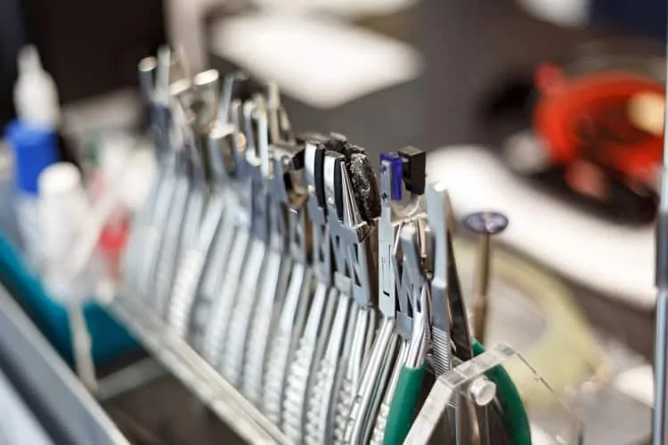 Zangen und Präzisionswerkzeuge zur Brillenreparatur in der Sportoptiker-Werkstätte