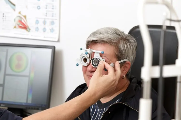 Anpassung der Sehstärke für die Brillengläser einer optischen Brille