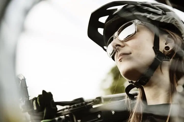 Radfahrerin mit einer optischen Radbrille für bessere Sicht und Blendschutz
