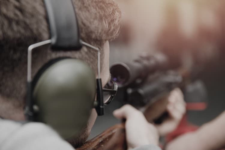 Gewehrschütze mit einer optischen Schießbrille für eine höhere Treffsicherheit beim Schießen