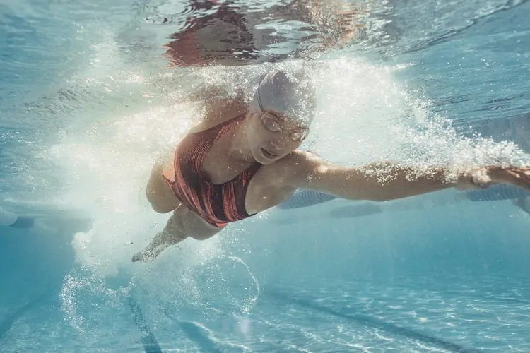 Schwimmsportlerin beim Kraulen im Becken mit einer optischen Schwimmbrille
