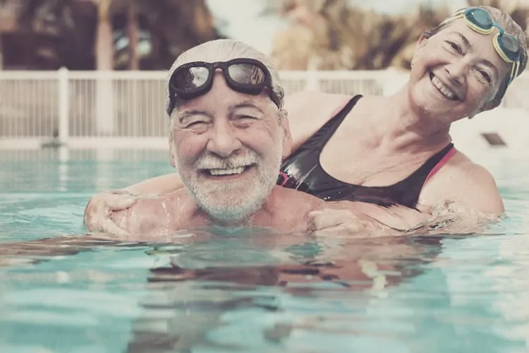 Freizeitsportler im Schwimmbecken mit optischen Schwimmbrillen