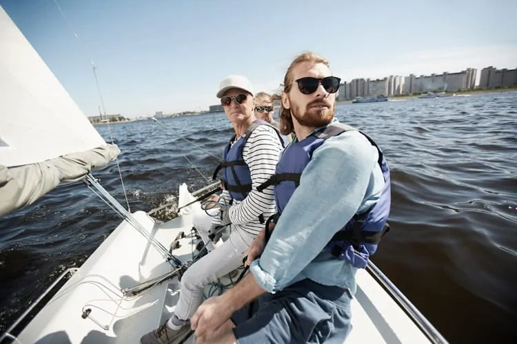 Wassersportler am Segelboot mit optischen Segelbrillen
