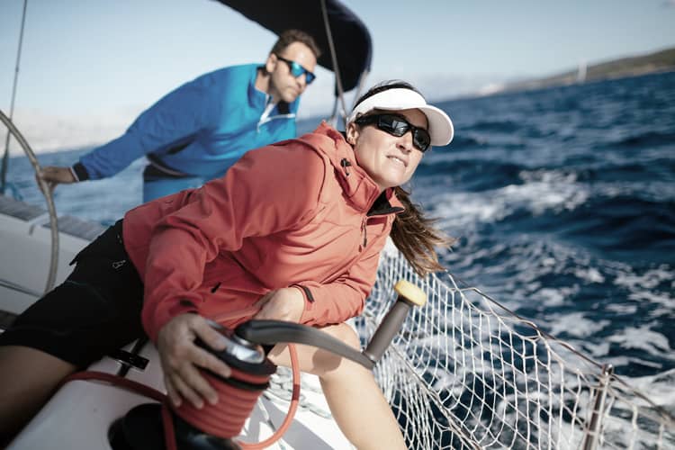 Segelsportler mit optischer Segelbrille für bessere Sicht und Blendschutz am Wasser