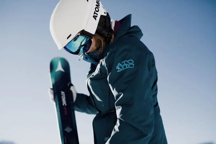 Skifahrerin mit Skibrille mit optischen Gläsern für bessere Sicht