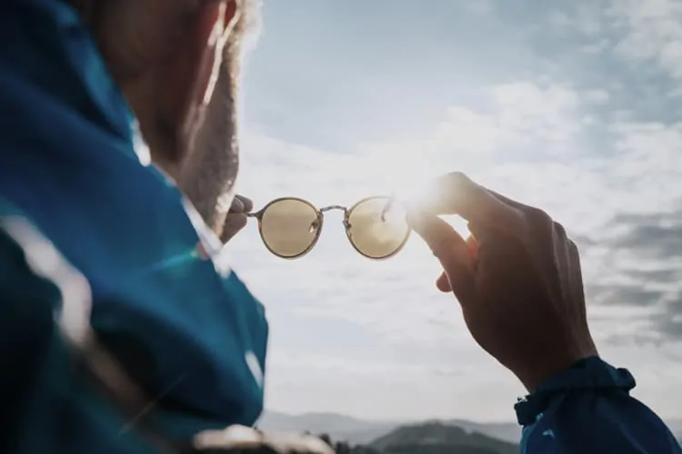 Mann mit optischer Sonnenbrille für gute Sicht und Blendschutz