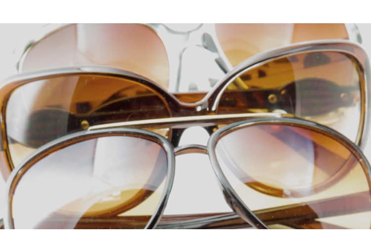 Modische Sonnenbrillen von verschiedenen Marken