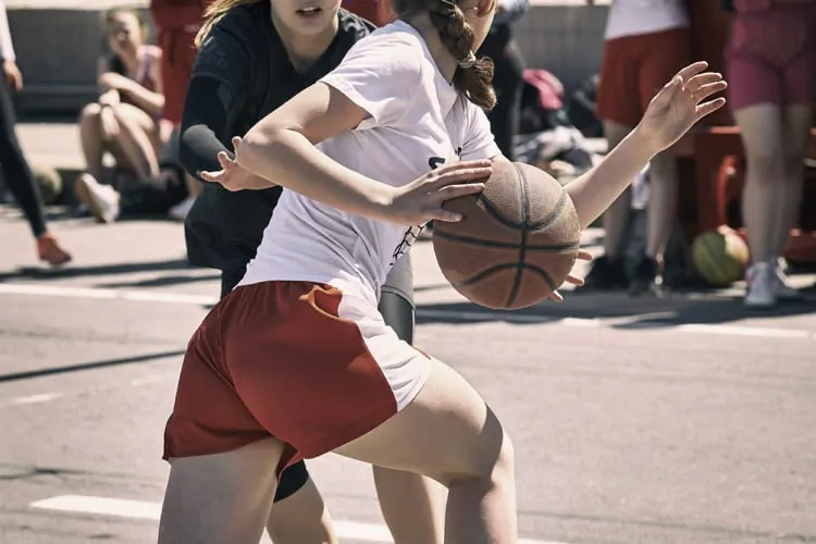 Basketball-Spielerinnen am Basketballplatz