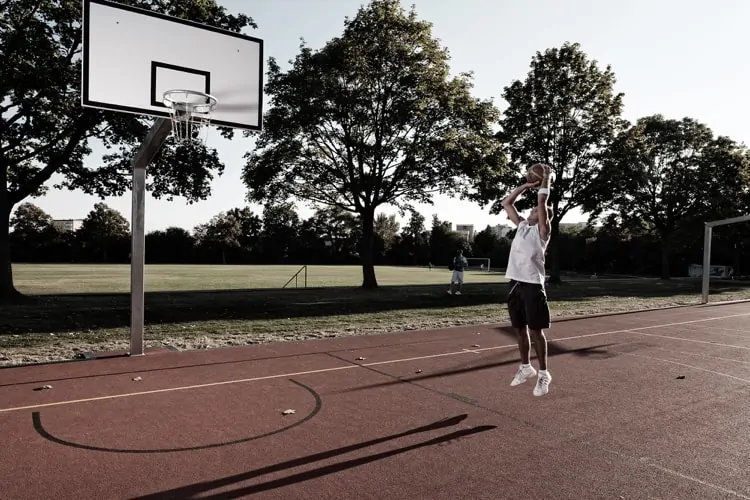 Basketballer beim Wurfversuch auf einen Basketball-Korb