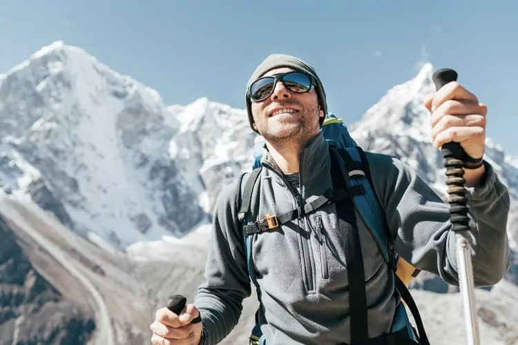 Bergsteiger mit Bergsteigerbrille für bessere Sicht und Blendschutz beim Aufstieg