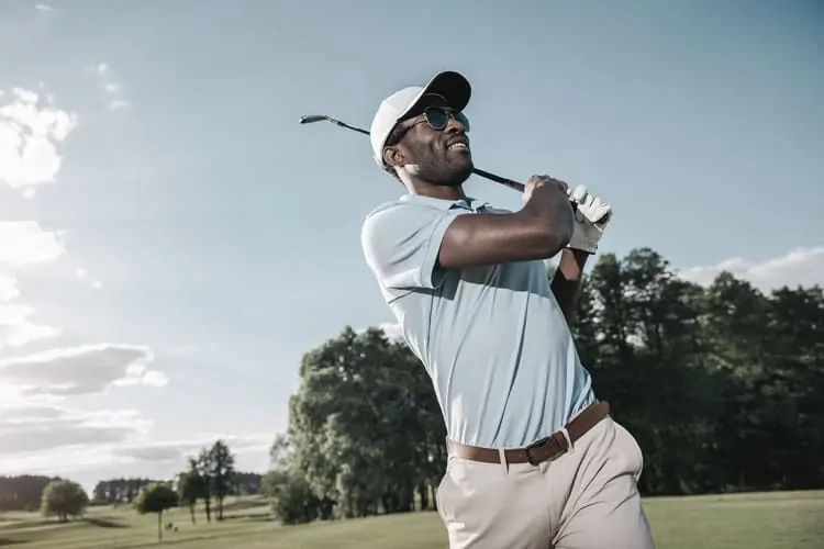 Golfspieler mit einer optischen Golfbrille für bessere Treffsicherheit beim Abschlag
