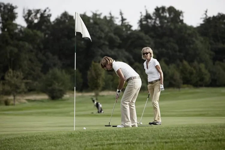 Golfspielerinnen am Green mit optischen Golfbrillen