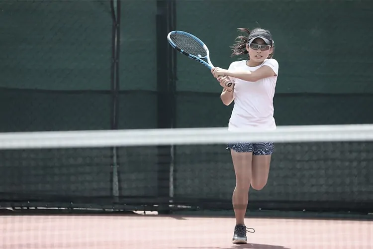 Tennisspielerinnen mit optischen Tennisbrillen für bessere Sicht beim Tennisspiel