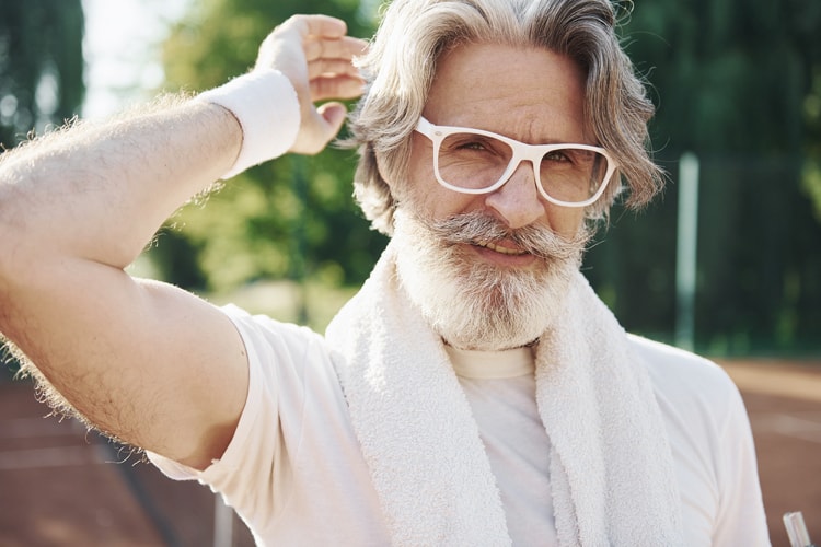 Tennisspieler mit einer modischen optischen Tennisbrille