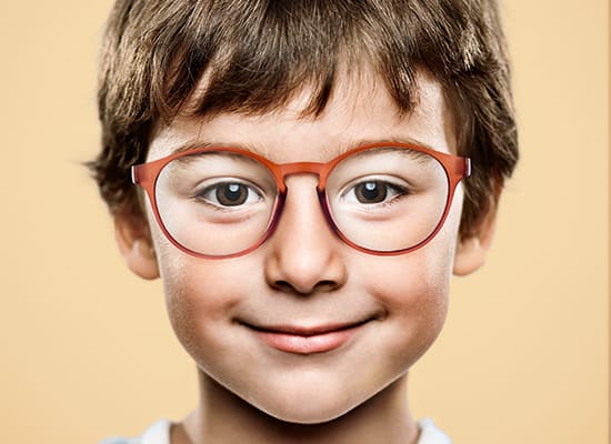 Miyosmart Brillengläser korrigieren Kurzsichtig bei Kindern nachhaltig und verlangsamen das Fortschreiten der Myopie bis zu 60 %